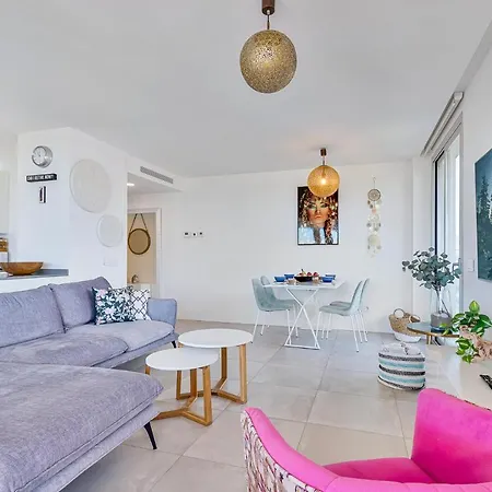 Lovely 3 Bedroom Next To Higueron Area. Lejlighed