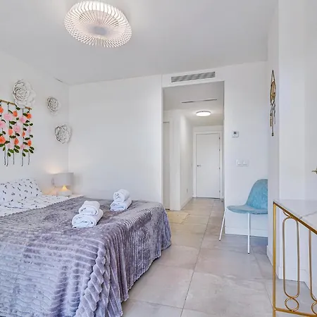 Lovely 3 Bedroom Next To Higueron Area. 아파트 푸엔히롤라