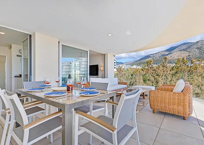 Lovely 3 Bedroom Next To Higueron Area. Апартаменты