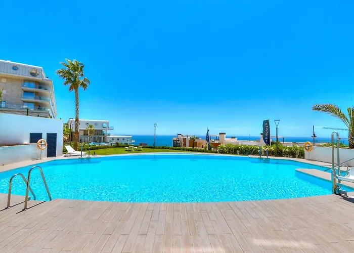 Lovely 3 Bedroom Next To Higueron Area. Апартаменты *