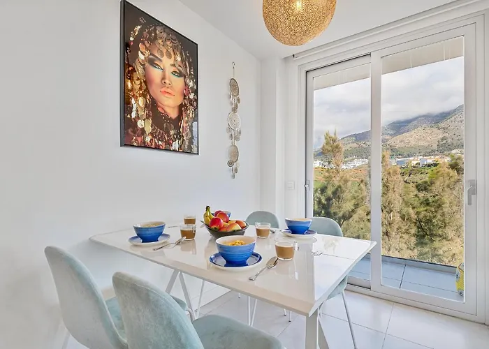 Apartment Lovely 3 Bedroom Next To Higueron Area.