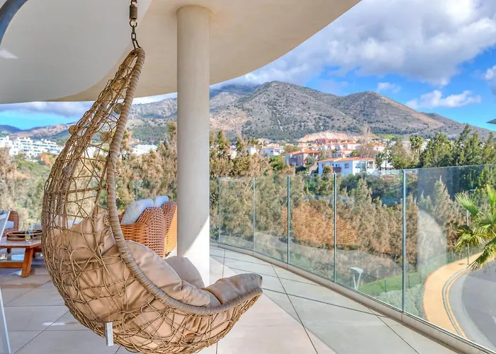 Apartment Lovely 3 Bedroom Next To Higueron Area. *